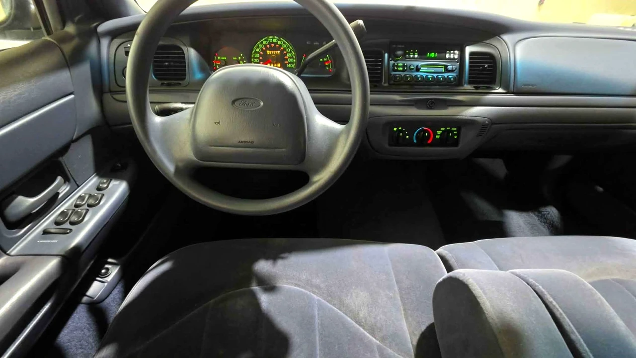 2000 Ford Crown Victoria - Image 17 of 21