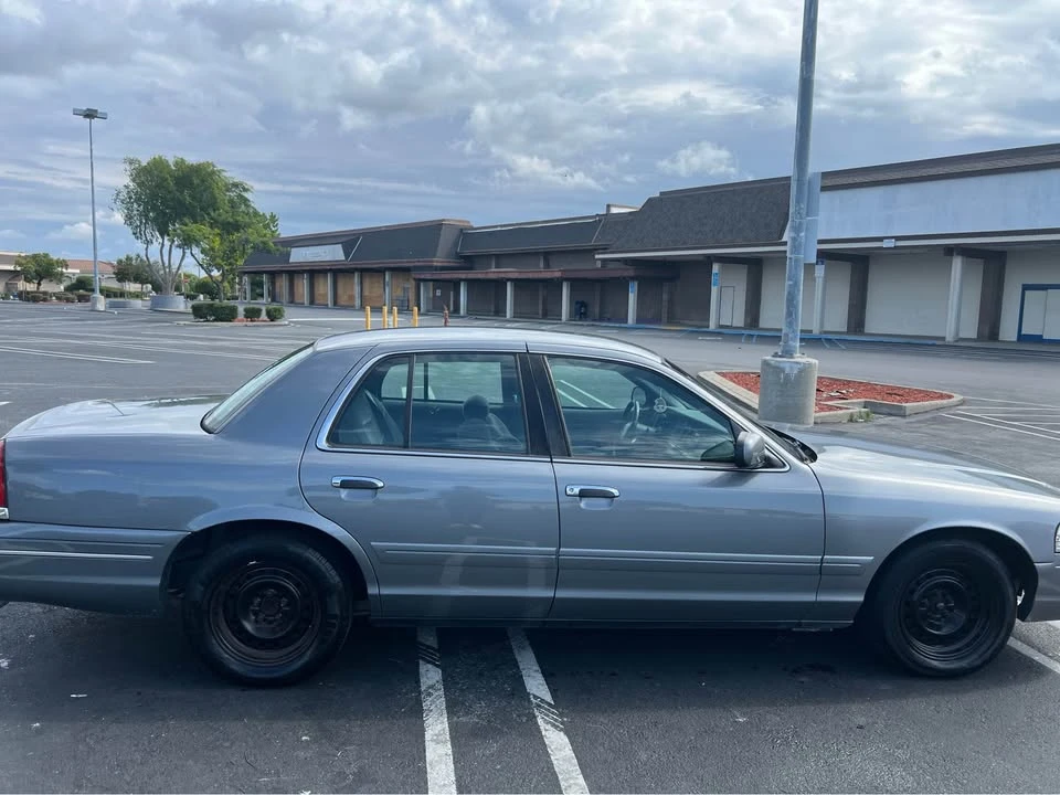 2000 Ford Crown Victoria - Image 11 of 14