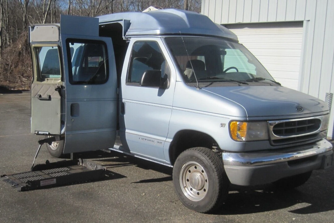 2000 Ford Econoline Van - Image 3 of 31