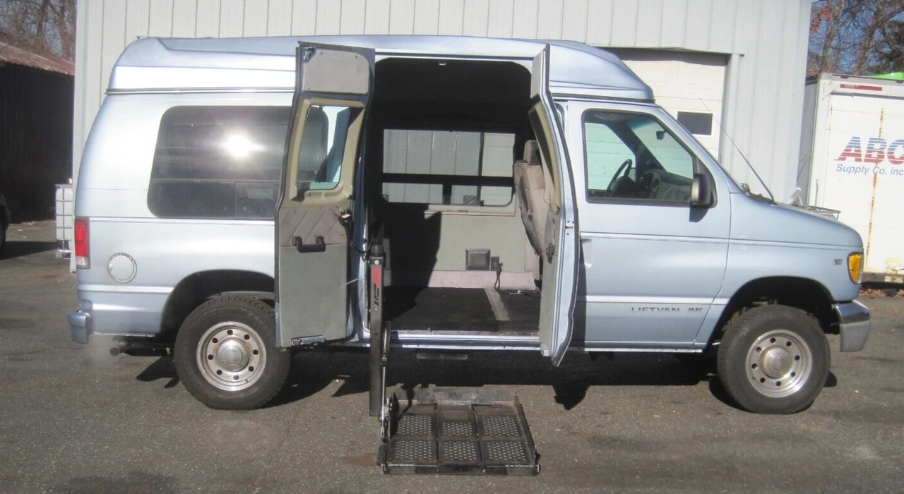 2000 Ford Econoline Van - Image 2 of 31