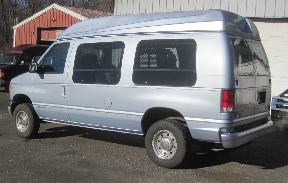 2000 Ford Econoline Van - Image 12 of 31
