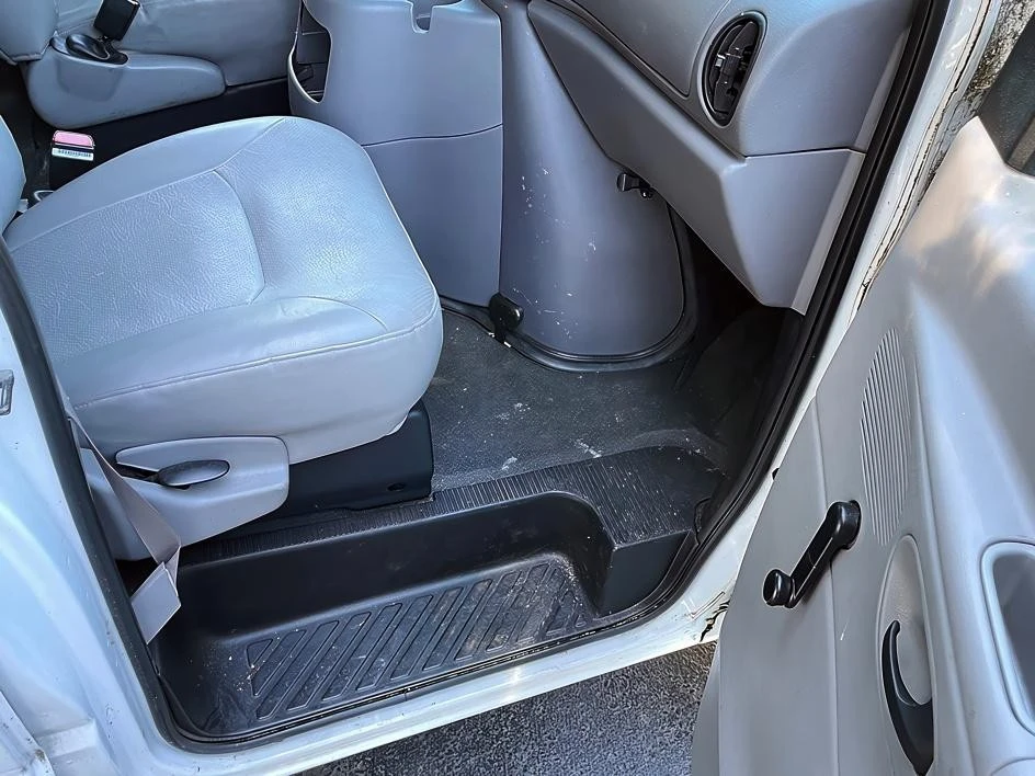 2000 Ford Econoline Van - Image 11 of 20