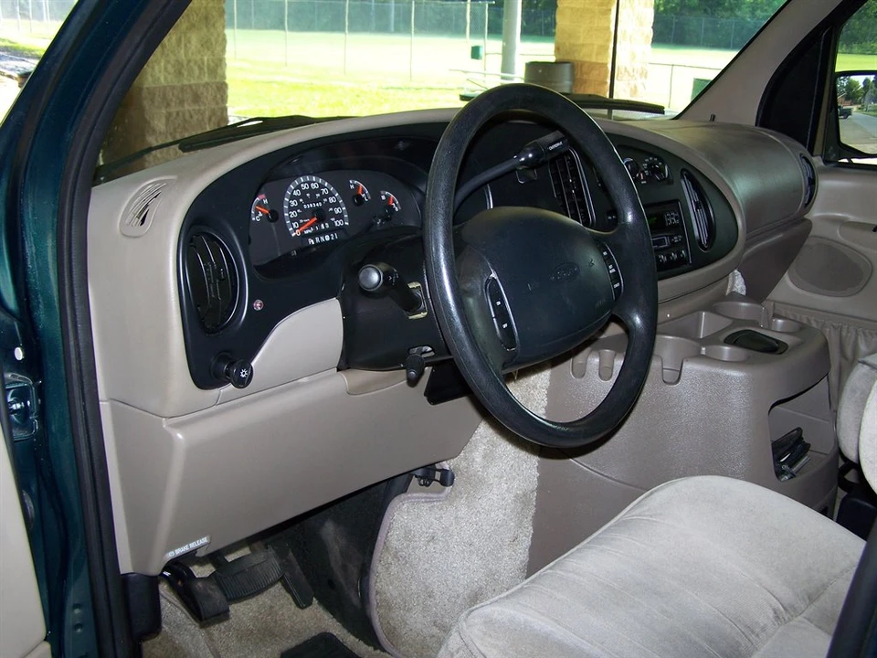 2000 Ford Econoline Van - Image 10 of 22