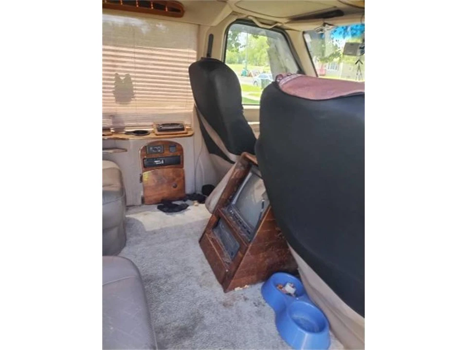 2000 Ford Econoline Van - Image 2 of 11