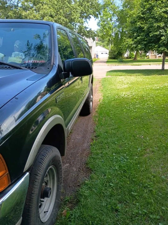 2000 Ford Excursion - Image 2 of 10
