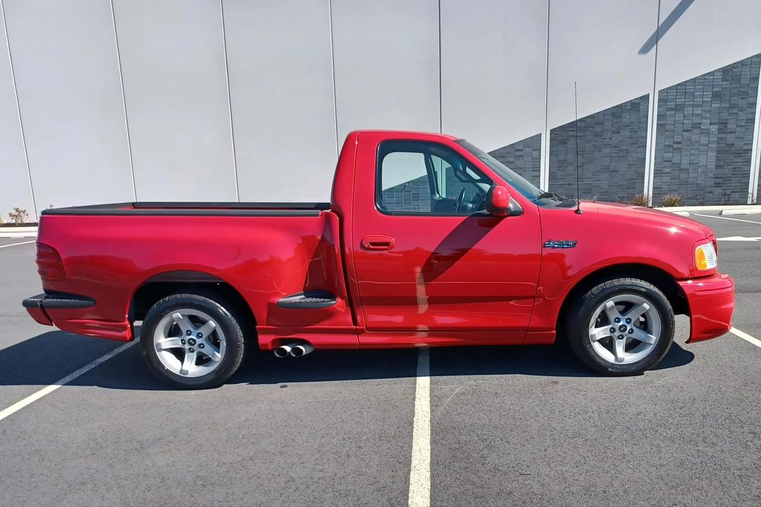 2000 Ford F-150 SVT Lightning 10th Gen - Image 3 of 31