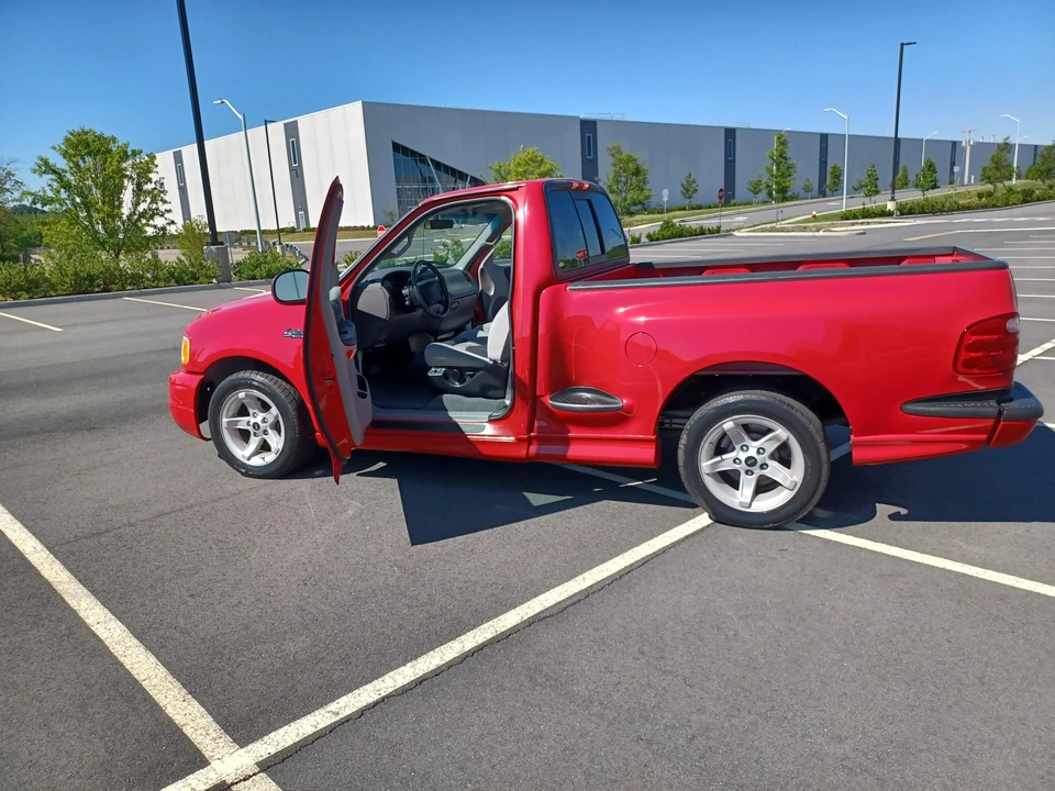 2000 Ford F-150 SVT Lightning 10th Gen - Image 19 of 31