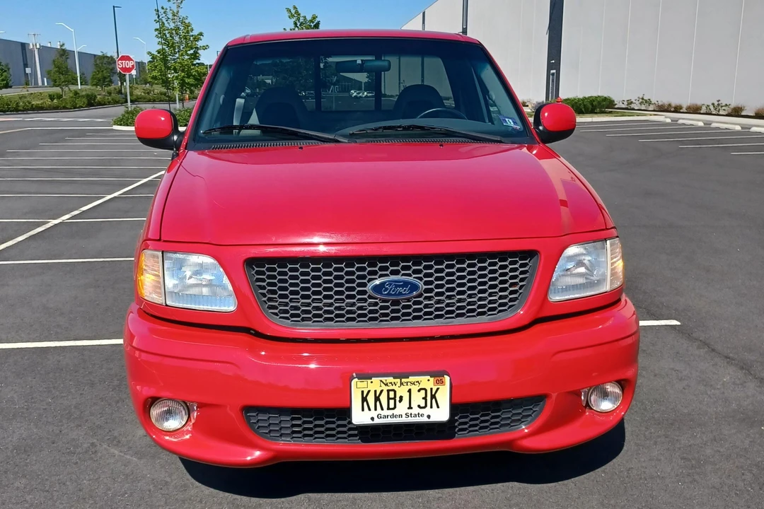 2000 Ford F-150 SVT Lightning 10th Gen - Image 2 of 31