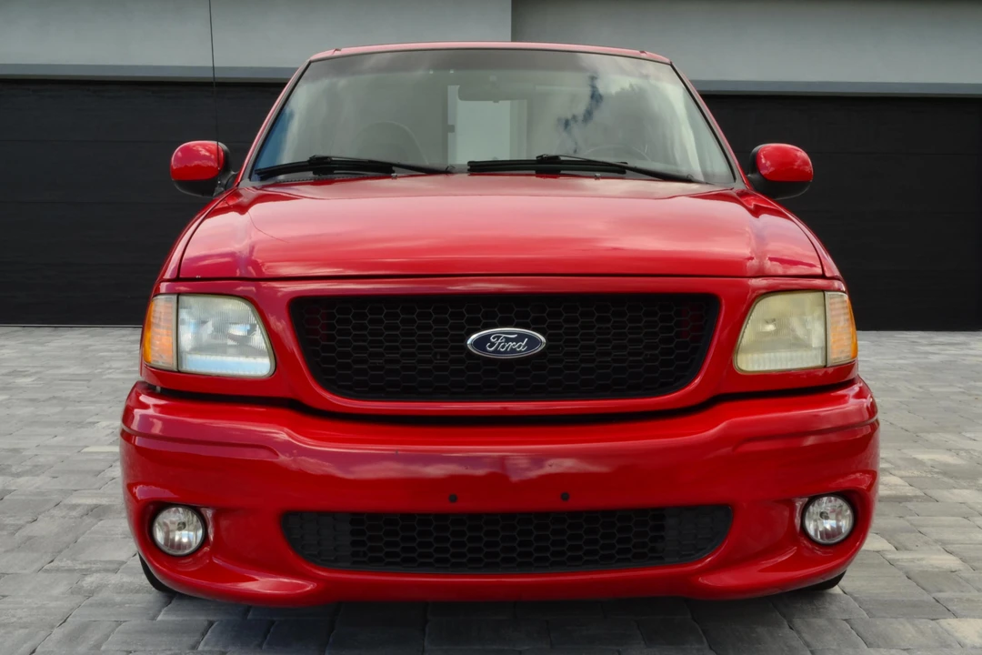 2000 Ford F-150 SVT Lightning 10th Gen - Image 2 of 31