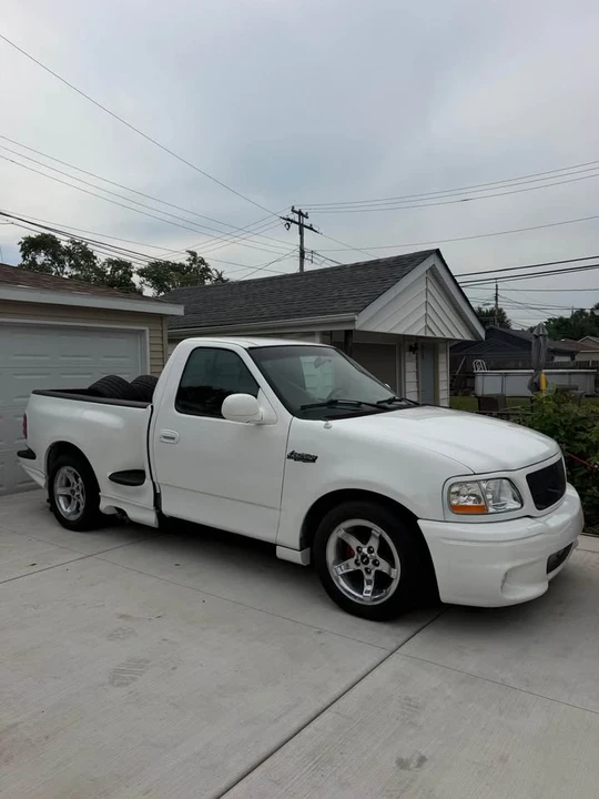2000 Ford F-150 SVT Lightning 10th Gen - Image 2 of 15
