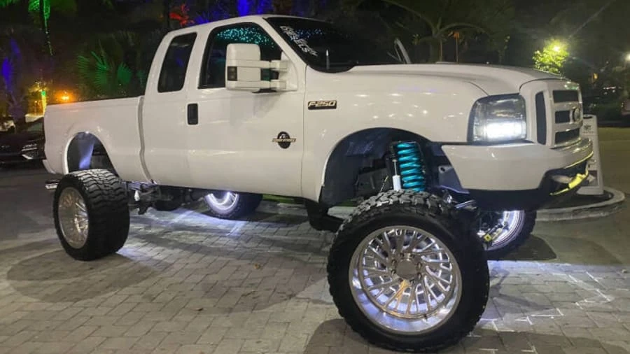 2000 Ford Super Duty 1st Gen - Image 2 of 7
