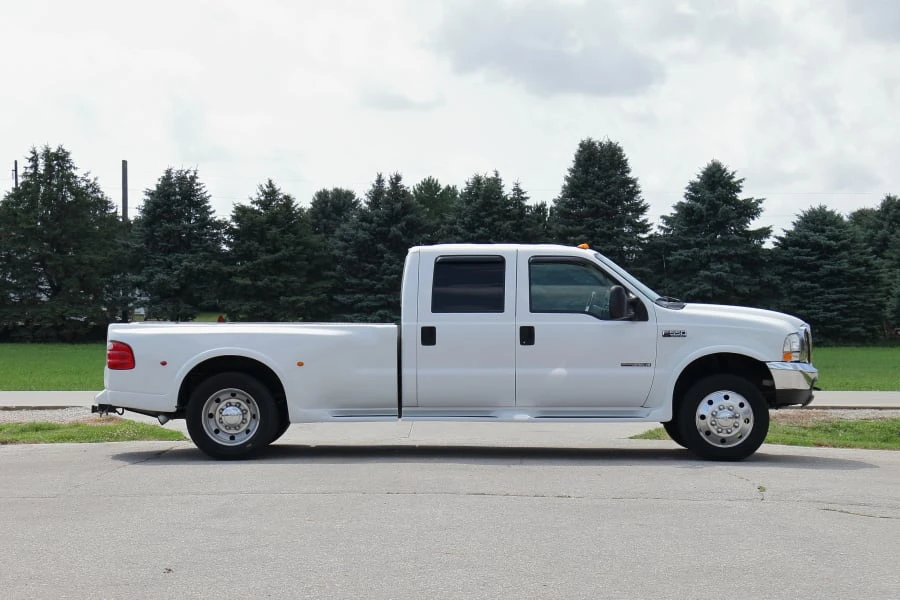 2000 Ford Super Duty 1st Gen - Image 2 of 31