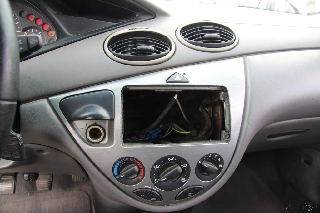 2000 Ford Focus 1st Gen - Image 18 of 24
