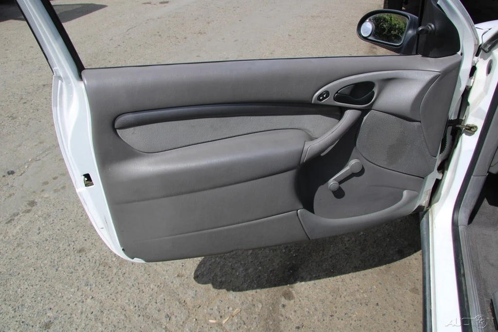 2000 Ford Focus 1st Gen - Image 13 of 24
