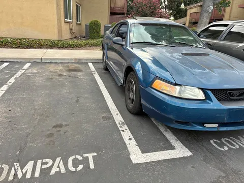 2000 Ford Mustang V6 Premium Coupe 2D