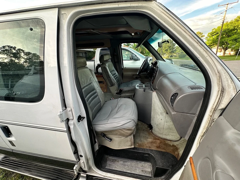 2000 Ford Econoline Van - Image 16 of 21