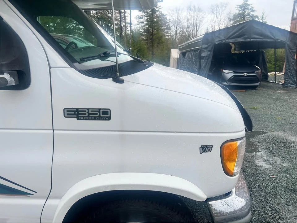 2000 Ford Econoline Van - Image 10 of 11