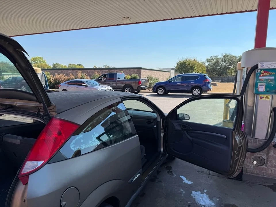 2000 Ford Focus 1st Gen - Image 2 of 4
