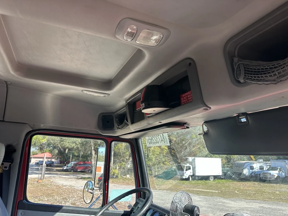 2000 Freightliner - Image 11 of 15