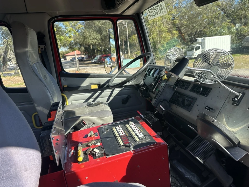 2000 Freightliner - Image 9 of 15