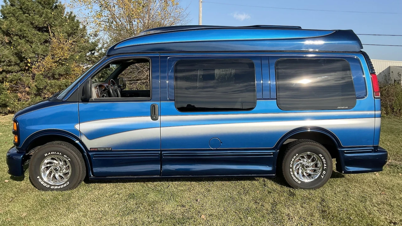 2000 GMC Savana - Image 2 of 13