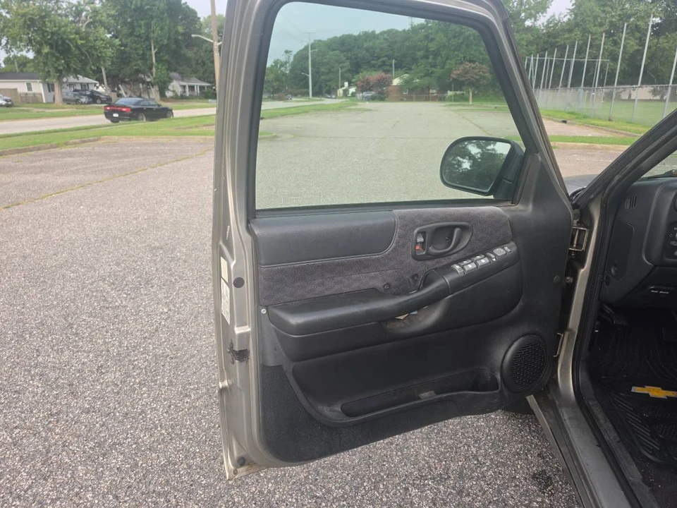 2000 GMC S-15 Jimmy 2nd Gen - Image 5 of 13