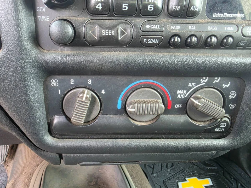 2000 GMC S-15 Jimmy 2nd Gen - Image 9 of 13