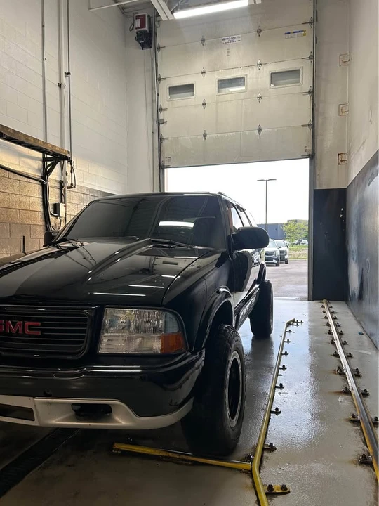 2000 GMC S-15 Jimmy 2nd Gen - Image 2 of 19