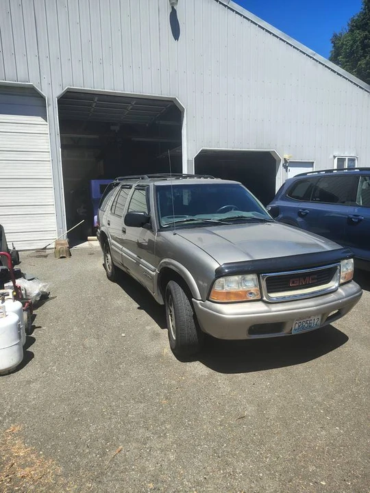 2000 GMC S-15 Jimmy 2nd Gen - Image 2 of 4