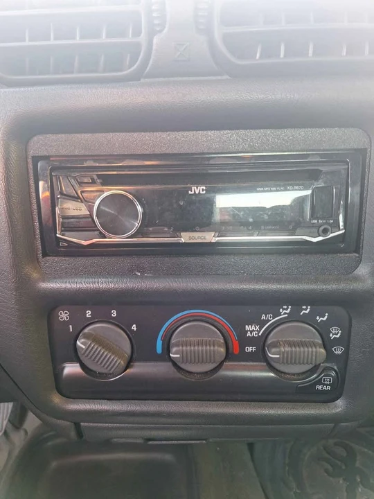 2000 GMC S-15 Jimmy 2nd Gen - Image 7 of 10