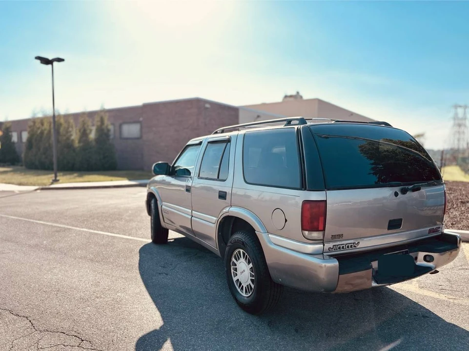 2000 GMC S-15 Jimmy 2nd Gen - Image 11 of 16