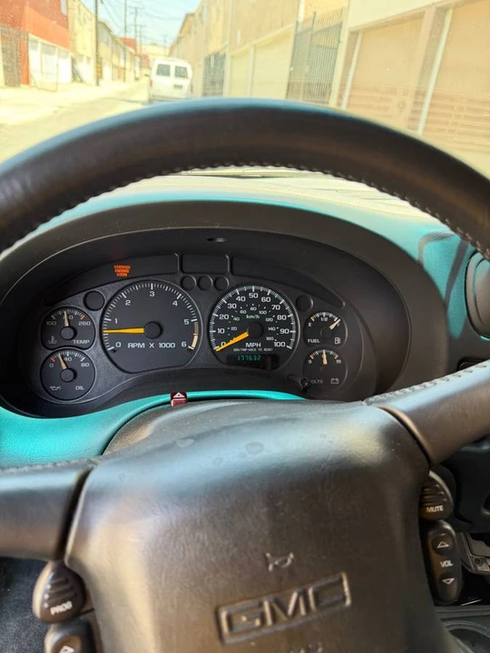 2000 GMC S-15 Jimmy 2nd Gen - Image 10 of 11