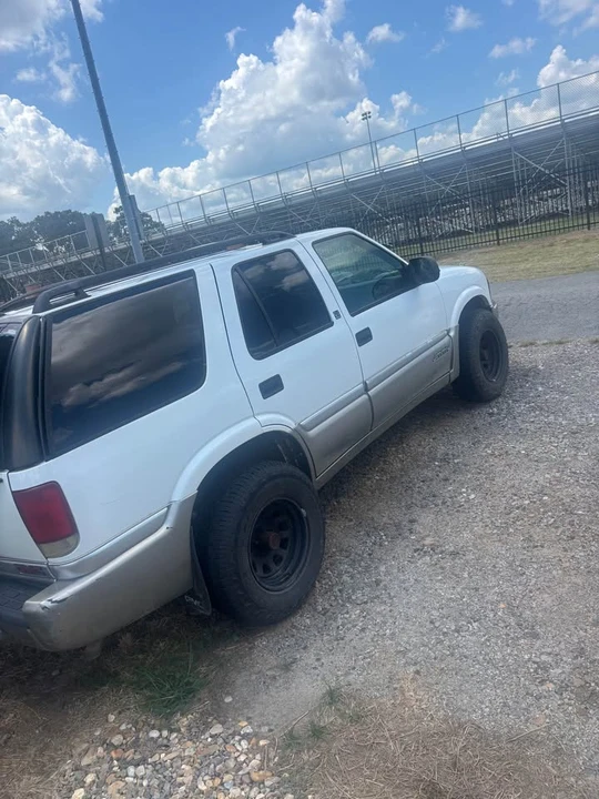 2000 GMC S-15 Jimmy 2nd Gen - Image 2 of 3