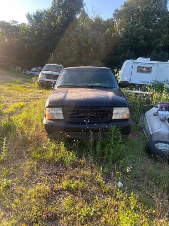 2000 GMC S-15 Jimmy 2nd Gen - Image 2 of 4