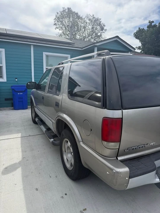 2000 GMC S-15 Jimmy 2nd Gen - Image 2 of 13