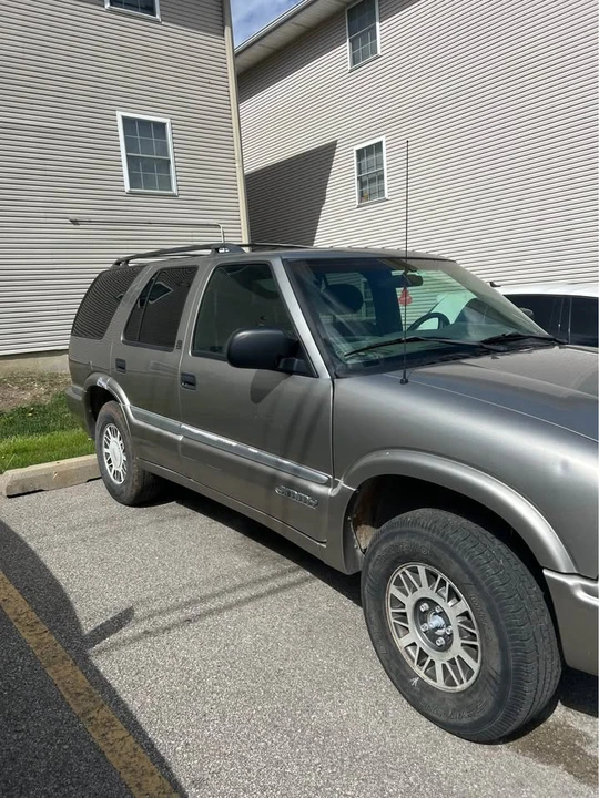 2000 GMC S-15 Jimmy 2nd Gen - Image 2 of 10