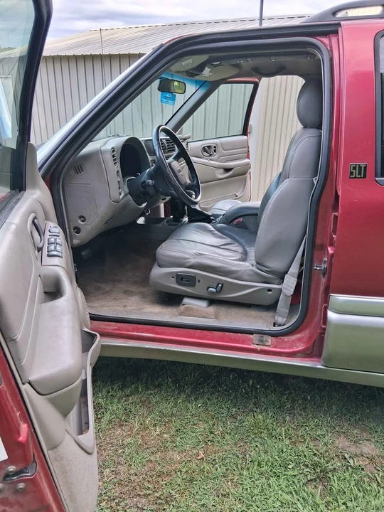 2000 GMC S-15 Jimmy 2nd Gen - Image 4 of 21