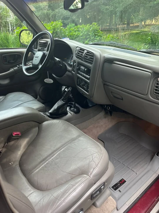 2000 GMC S-15 Jimmy 2nd Gen - Image 2 of 9