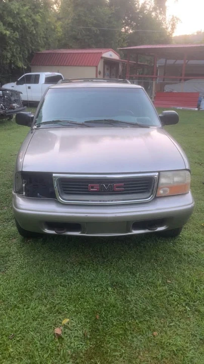 2000 GMC S-15 Jimmy 2nd Gen - Image 2 of 4