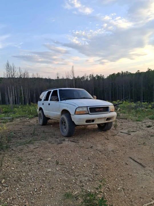 2000 GMC S-15 Jimmy 2nd Gen - Image 2 of 4
