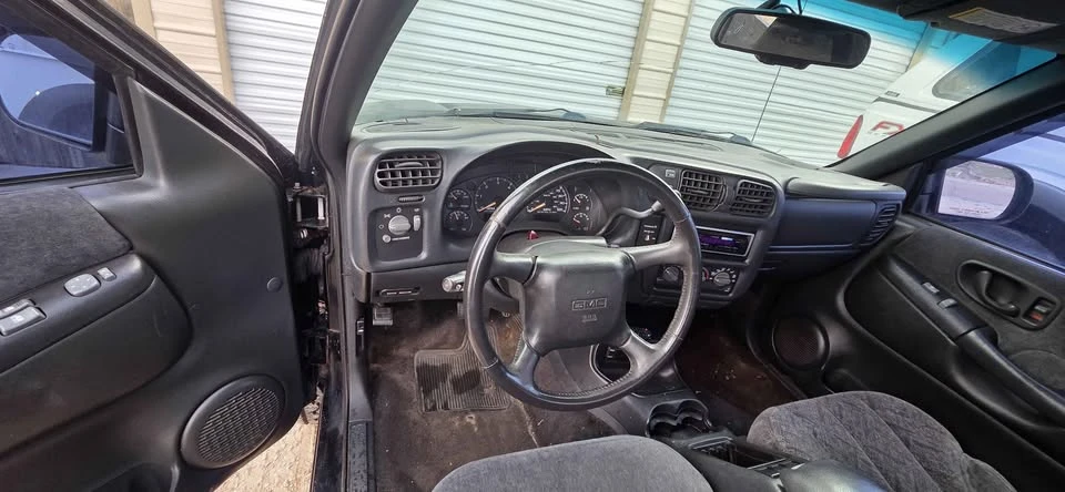 2000 GMC S-15 Jimmy 2nd Gen - Image 9 of 10