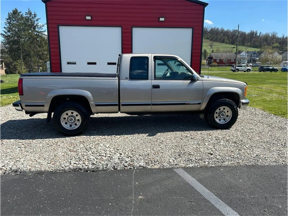 2000 GMC Sierra 1st Gen - Image 2 of 13