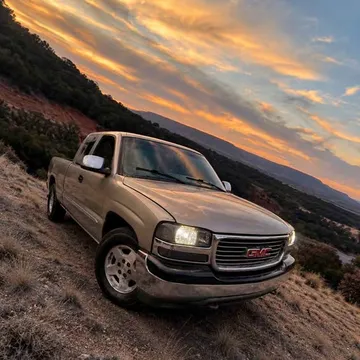 2000 GMC Sierra Pickup 2D 6 1/2 ft