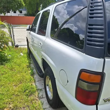 2000 GMC Yukon SLE Sport Utility 4D