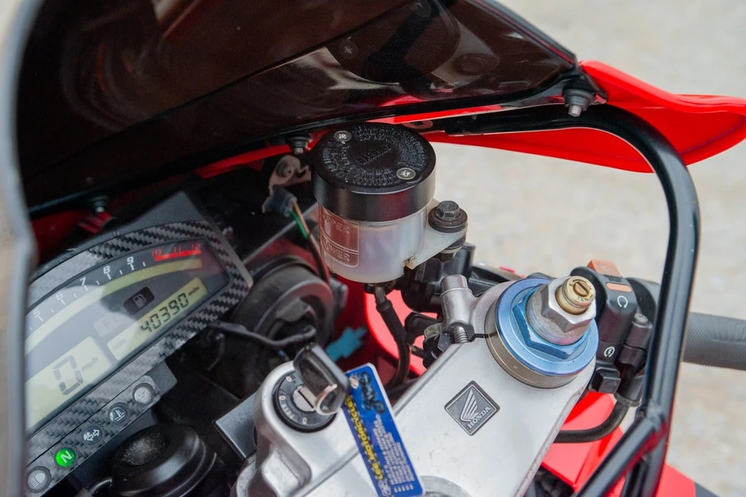 2000 Honda RC51 - Image 22 of 30