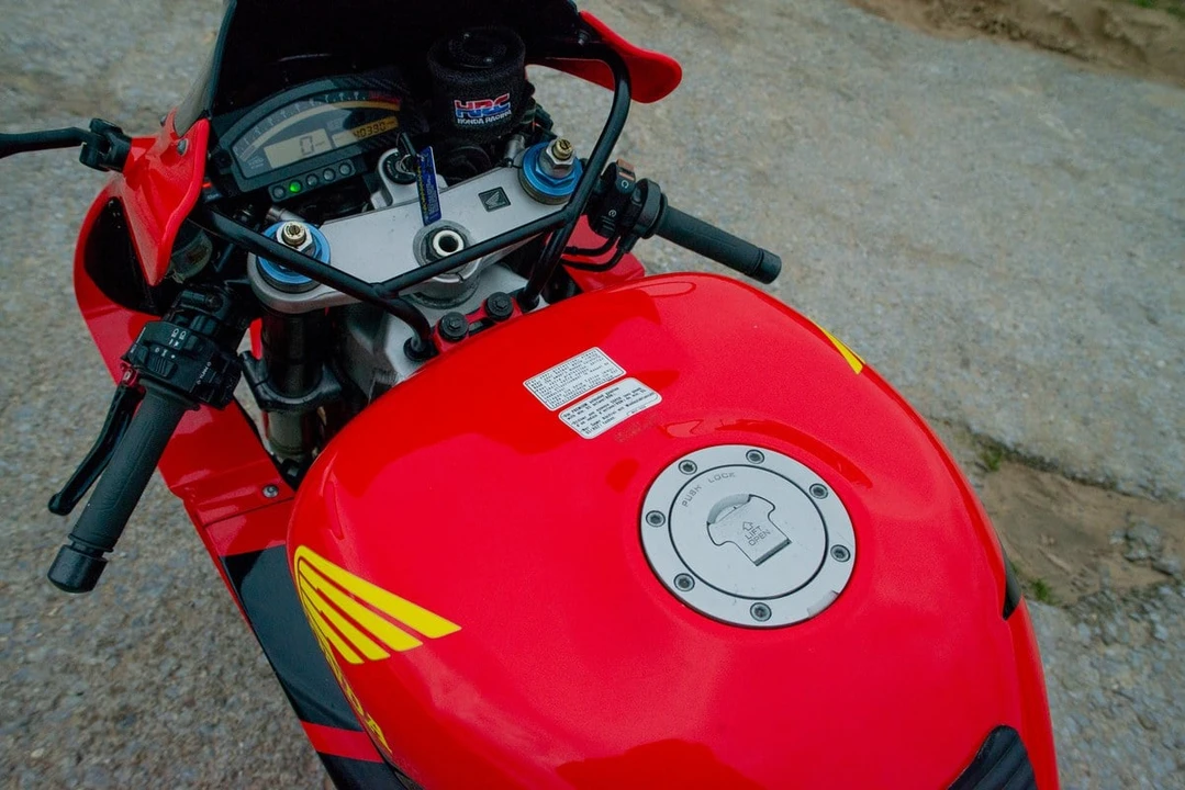 2000 Honda RC51 - Image 28 of 30