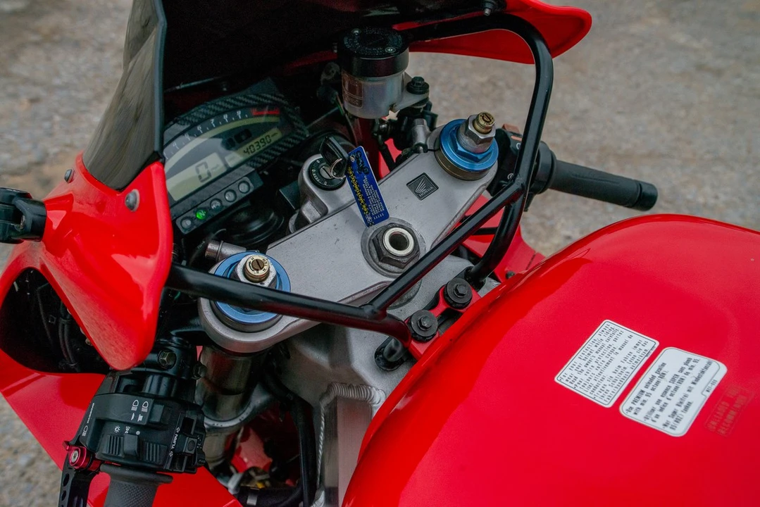 2000 Honda RC51 - Image 23 of 30