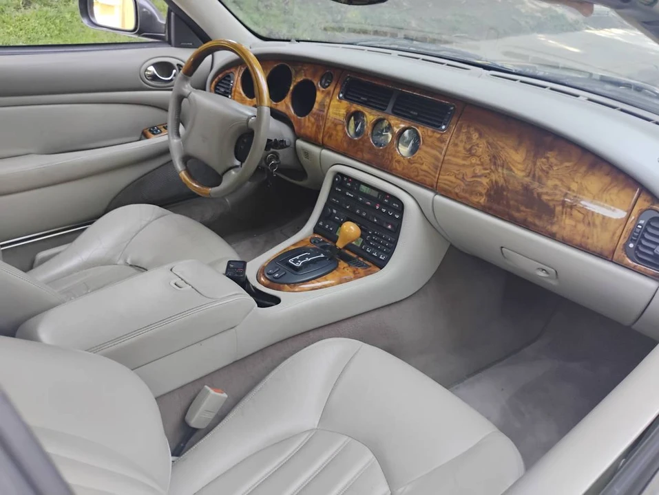 2000 Jaguar X100 XK8 - Image 16 of 18