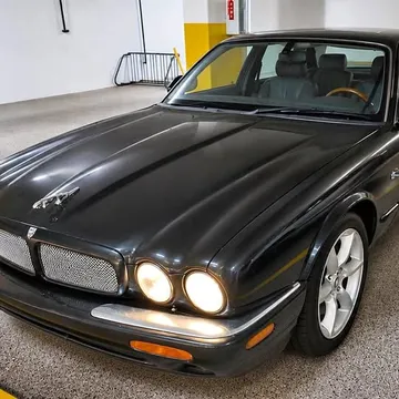 2000 Jaguar XJR-V8