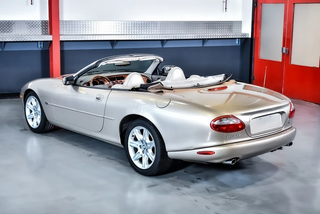 2000 Jaguar X100 XK8 - Image 14 of 30